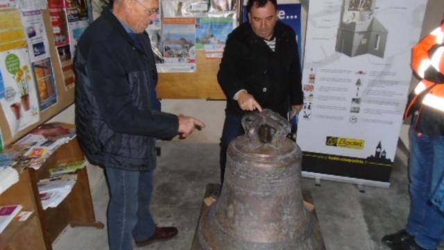 Louis-Philippe De Oliveira montre au délégué paroissial les travaux réalisés sur la cloche.
-Photo:Ouest France