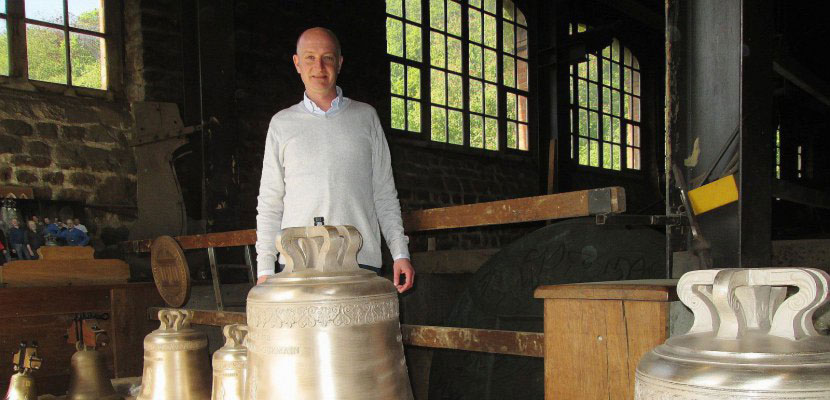 Paul Bergamo présente les quatre cloches qui vont quitter la fonderie

  -Photo:La Manche Libre
