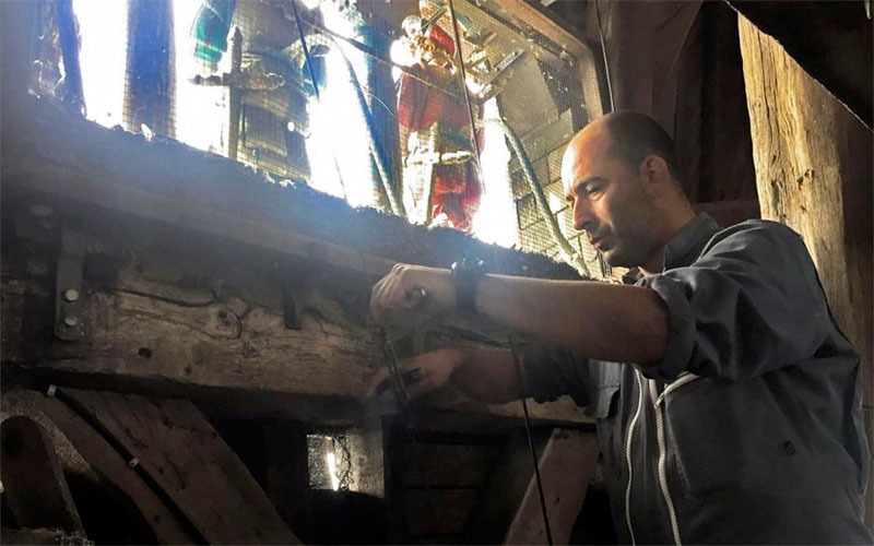 Il aura fallu à peine 30 minutes à ce technicien pour réparer et régler Flandrin qui ne fonctionnait plus. 

  -Photo:Le Parisien