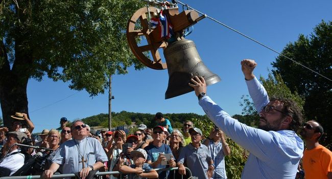 Sous les regards attentifs et émus du public, le maître campaniste Vincent Laumaillé va lâcher Marie pour qu'elle soit hissée dans la chambre des cloches.

  -Photo:La Dépêche du Midi