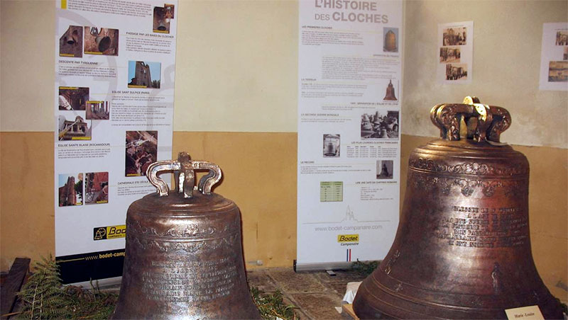 Marie-Eugène et Marie-Louise ont été exposées avant de réintégrer le clocher de l’église de Sainte-Hélène.

  -Photo:Ouest France