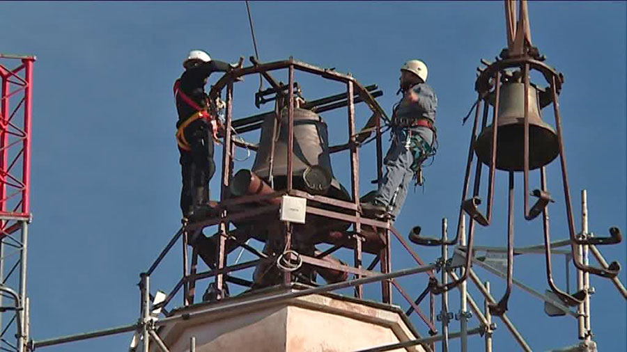 Le campanile de l'église Saint -Pierre à Prades a retrouvé sa cloche de 850 kilos. Hissée à 35 m de haut, elle date du 17 e.

  -Photo:France 3 région