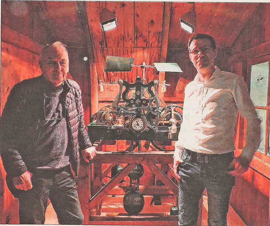 Christian Prêtre devant l'horloge restaurée.

-Photo:Le Dauphiné