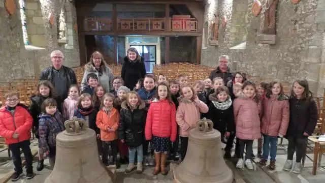 Les plus jeunes élèves de l’école Notre Dame, avec leurs enseignantes, Nolwenn Piard et Pauline Bescher, ont été les premiers à découvrir les cloches réparées
-Photo:Ouest France