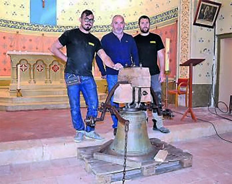 Les techniciens des Ets Bodet et la cloche restaurée
-Photo:Le Petit Bleu d'Agen