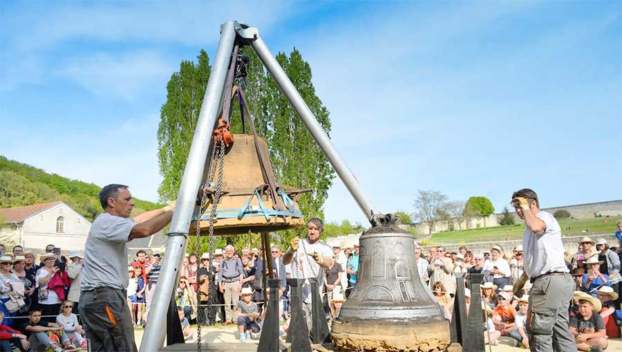 Le démoulage de la cloche Aliénor a été très suivi, dimanche 21 avril, à l’abbaye de Fontevraud.
 - Photo:Ouest France