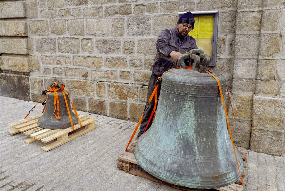 Les deux cloches ont été déposées au pied de l'église avant leur départ pour la restauration
 - Photo:Le Progrès
