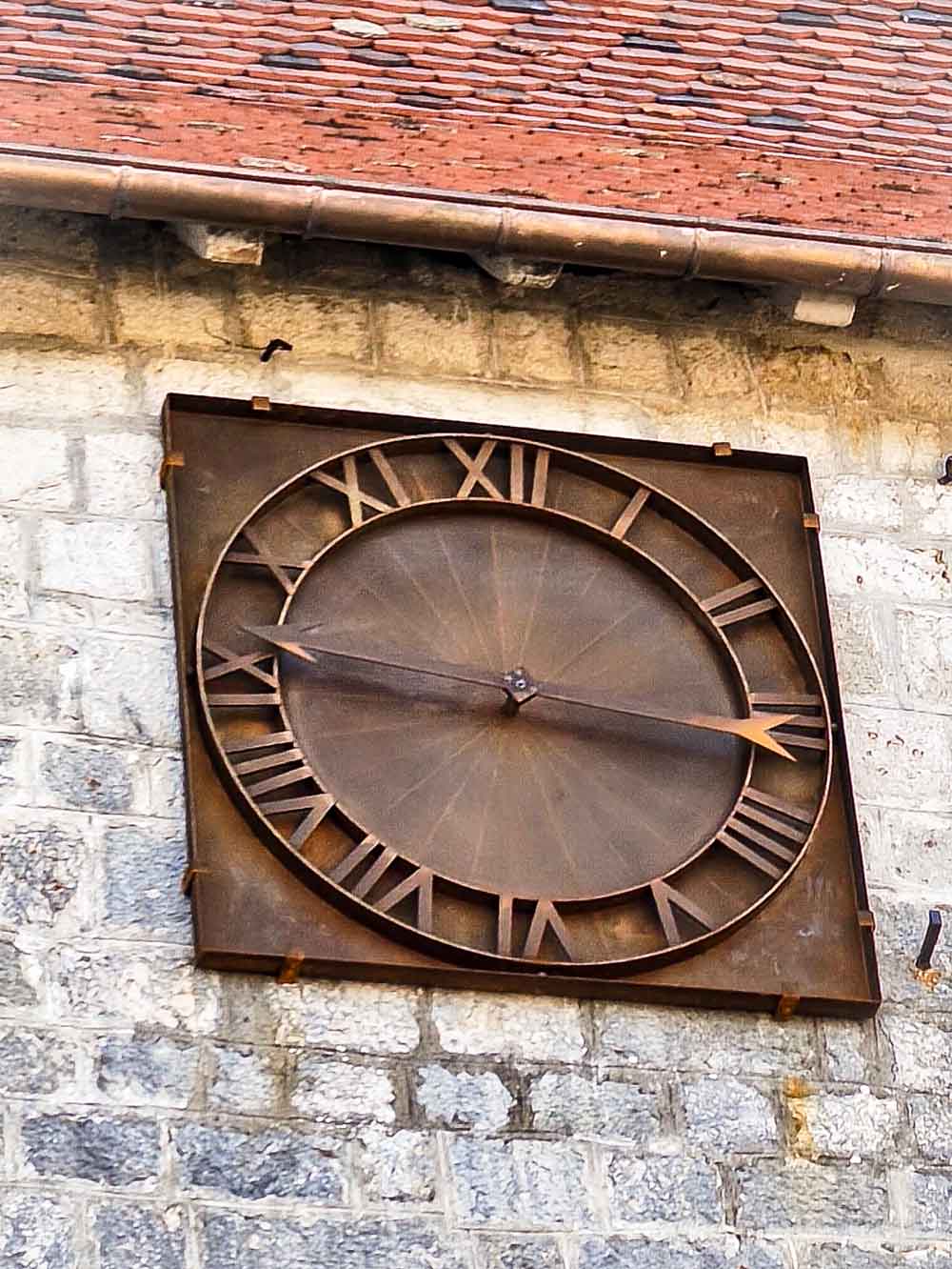 
-Photo:Prêtre et Fils